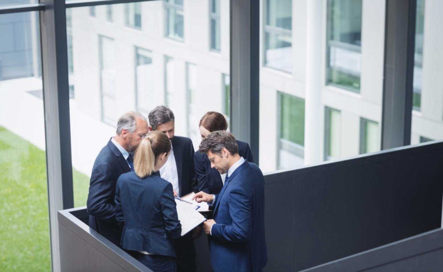 Professioneller Arbeitsplatz mit modernen Finanztools und Analyseunterlagen
