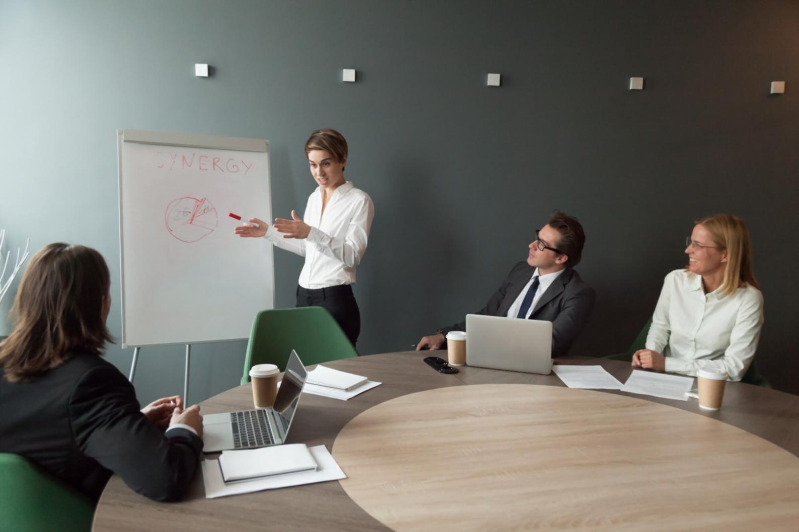 Moderne Büroräume mit Blick auf Finanzdiagramme und Planungsunterlagen